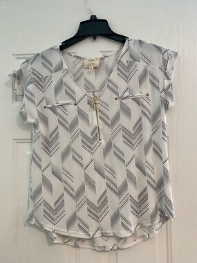 White & Black Geometric Zip-Front Women’s Top
